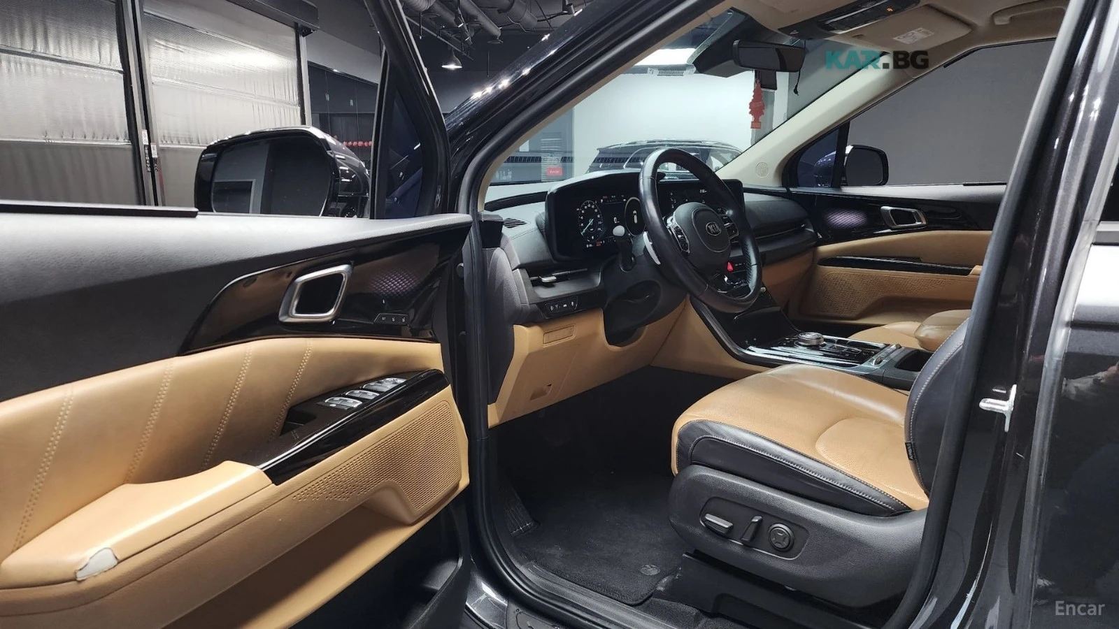 Kia Carnival 3.5* SIGNATURE* КОЖА* ПОДГРЕВ* ОБДУХВАНЕ* 360* , снимка 10 - Автомобили и джипове - 55261394