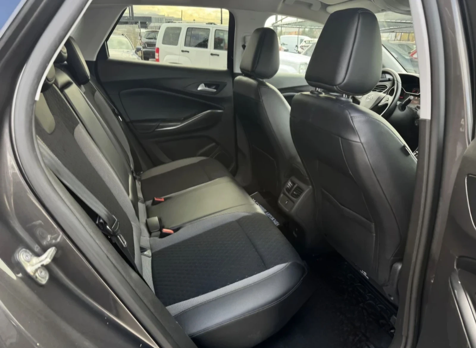 Opel Grandland X 1.6 turbo diesel. Full extra, Automat, Android pla, снимка 12 - Автомобили и джипове - 54181067