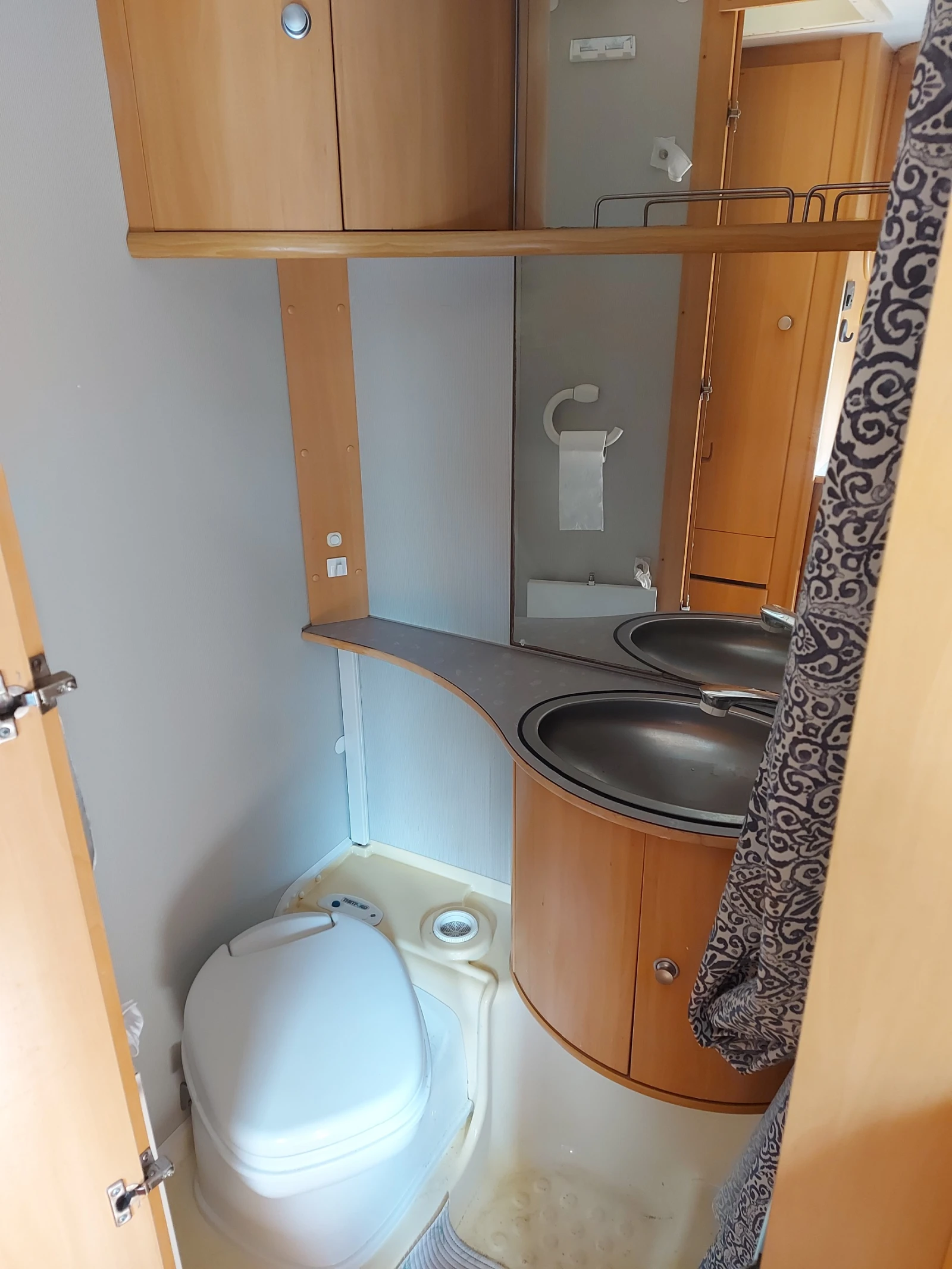 Кемпер Dethleffs Globetrotter / ALDE / двуетажно легло, снимка 16 - Каравани и кемпери - 53814447