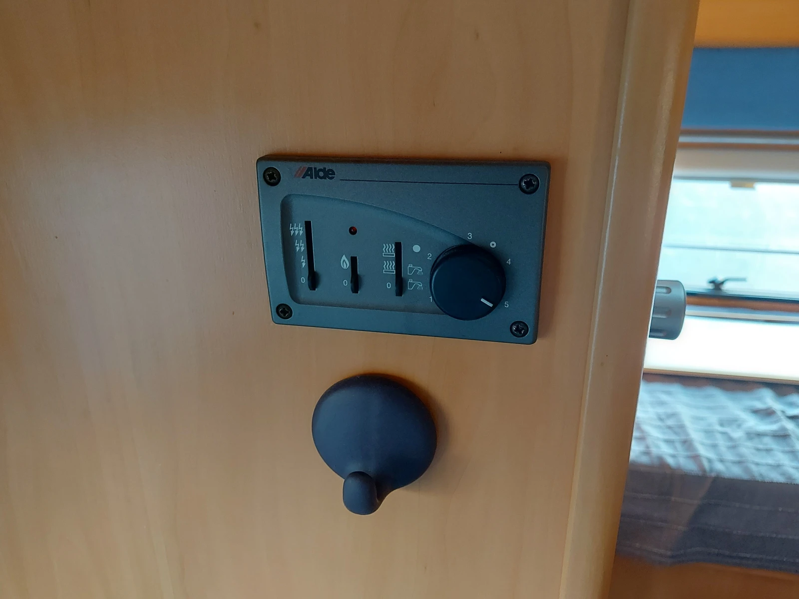 Кемпер Dethleffs Globetrotter / ALDE / двуетажно легло, снимка 12 - Каравани и кемпери - 53814447