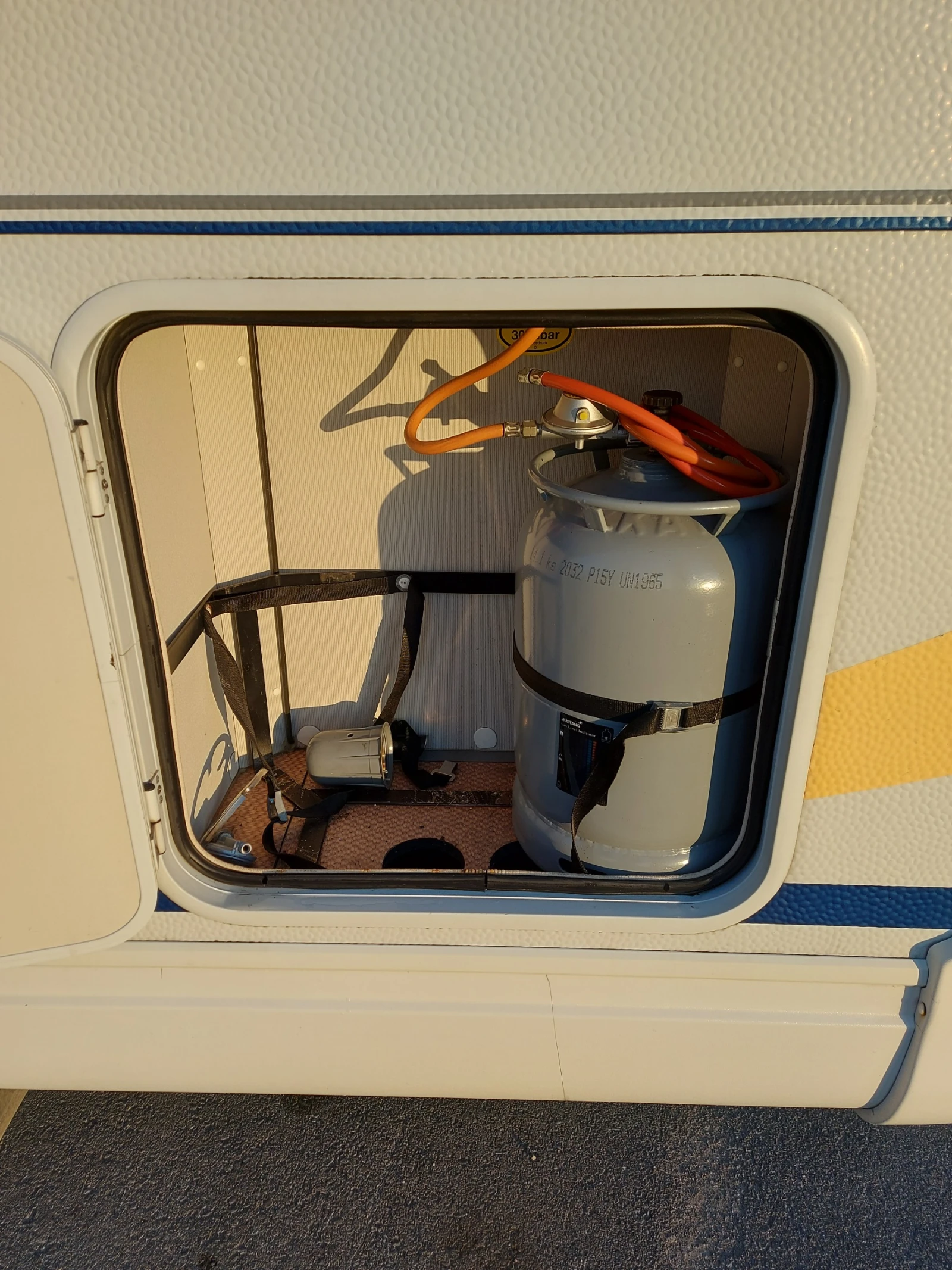 Кемпер Dethleffs Globetrotter / ALDE / двуетажно легло, снимка 5 - Каравани и кемпери - 53814447