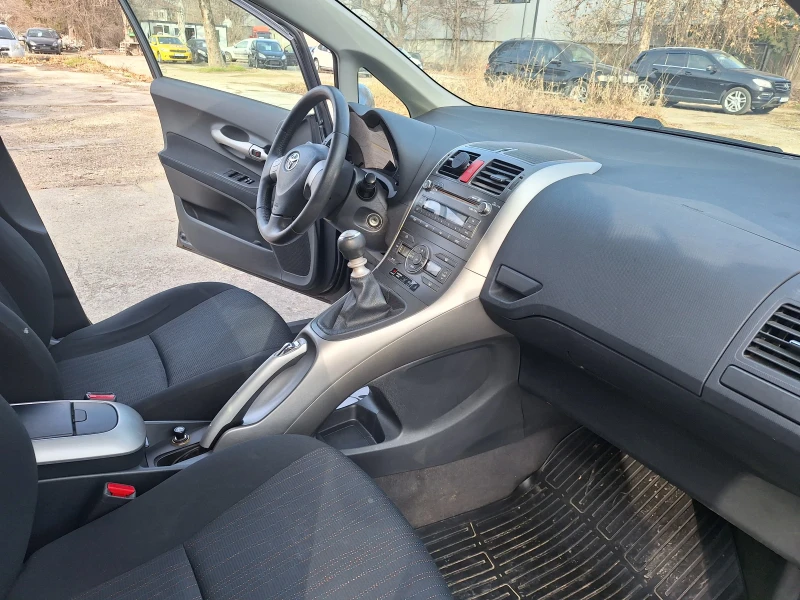 Toyota Auris Бензин-перфектен 6ск., снимка 8 - Автомобили и джипове - 49130656