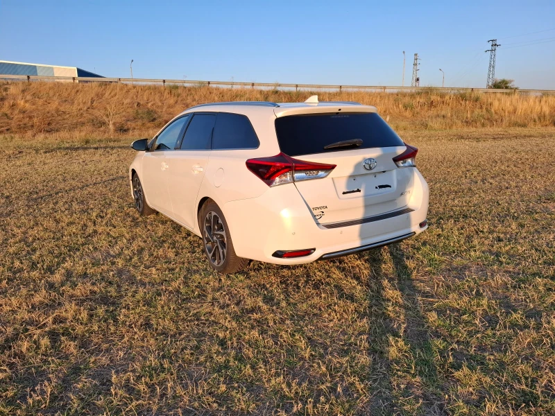 Toyota Auris, снимка 10 - Автомобили и джипове - 52338713