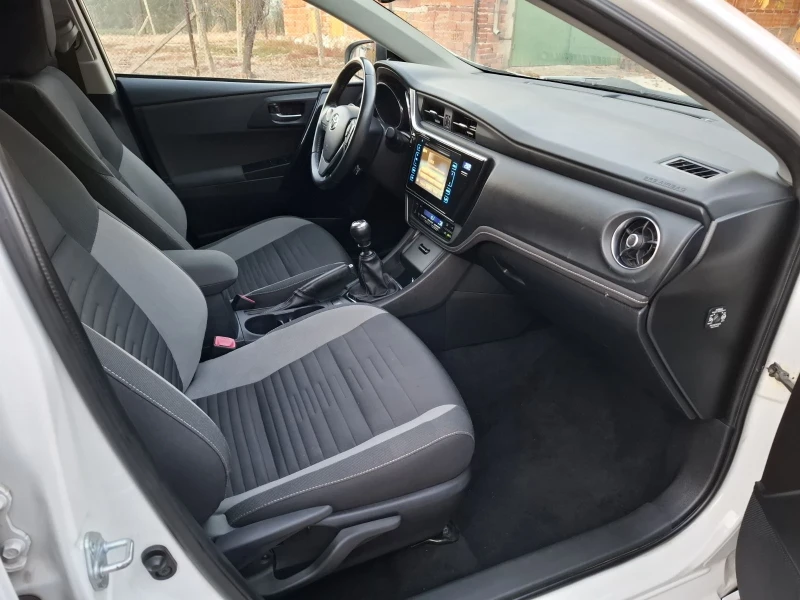 Toyota Auris, снимка 16 - Автомобили и джипове - 52338713