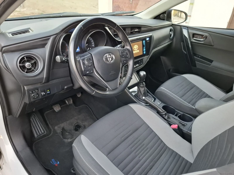 Toyota Auris, снимка 12 - Автомобили и джипове - 52338713
