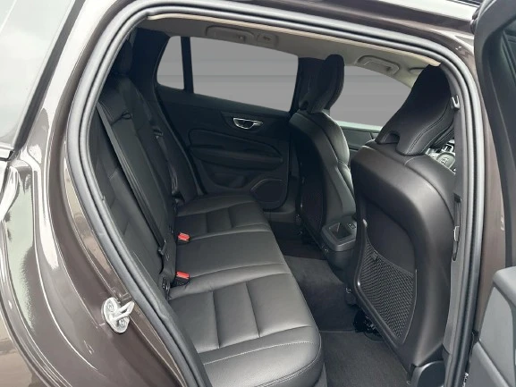 Volvo V60 B4 = Plus Dark = Гаранция, снимка 7 - Автомобили и джипове - 52944990