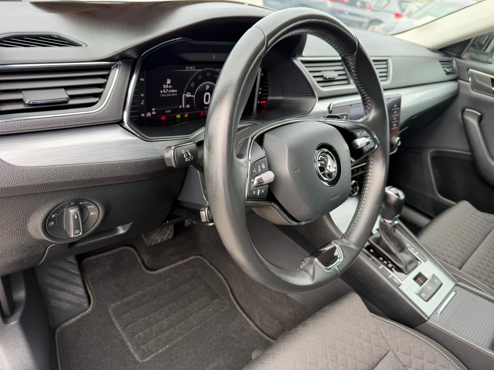 Skoda Superb 2.0 TDI, снимка 11 - Автомобили и джипове - 52723512