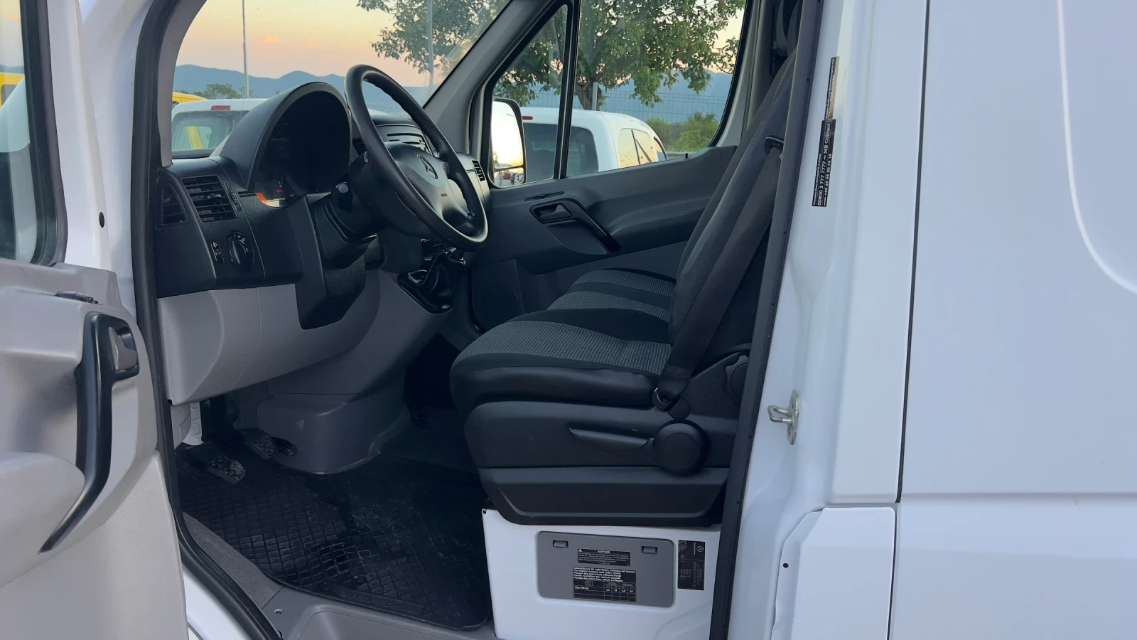 Mercedes-Benz Sprinter 2.2 160 коня УНИКАТ Без Зъбележка, снимка 9 - Бусове и автобуси - 54682863