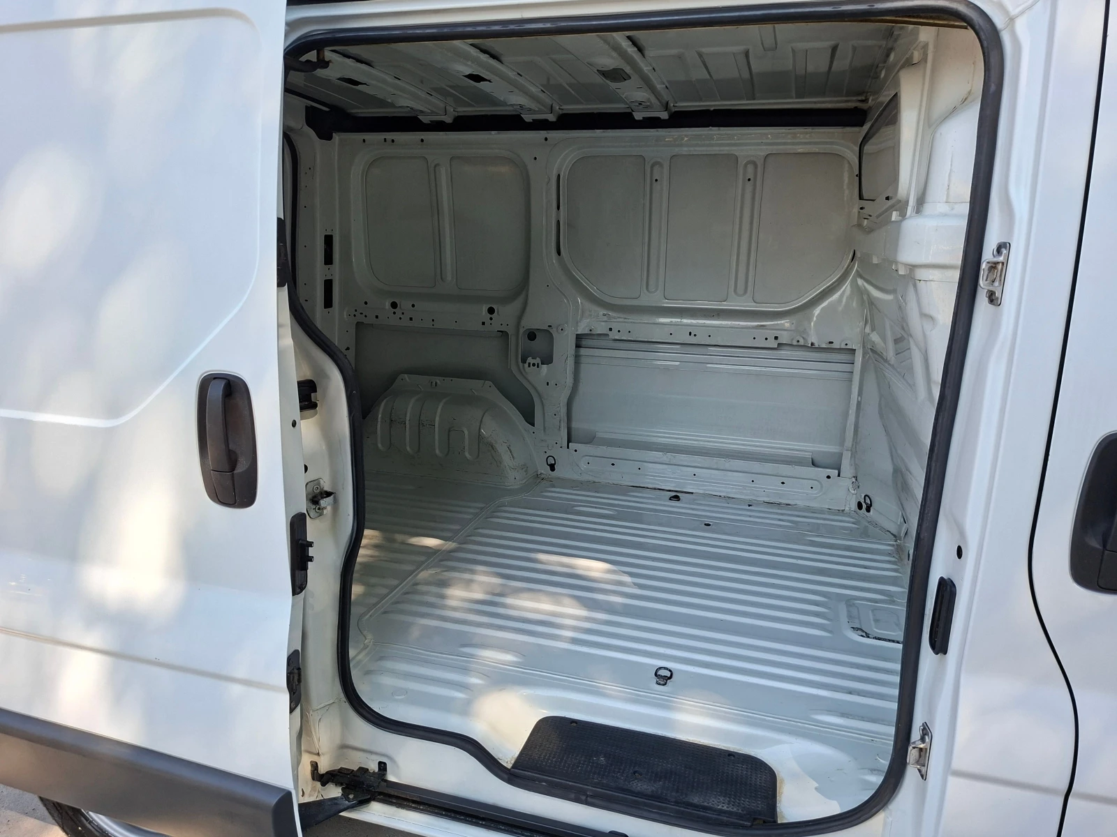Renault Trafic 2.0/90ks, снимка 15 - Бусове и автобуси - 55485133