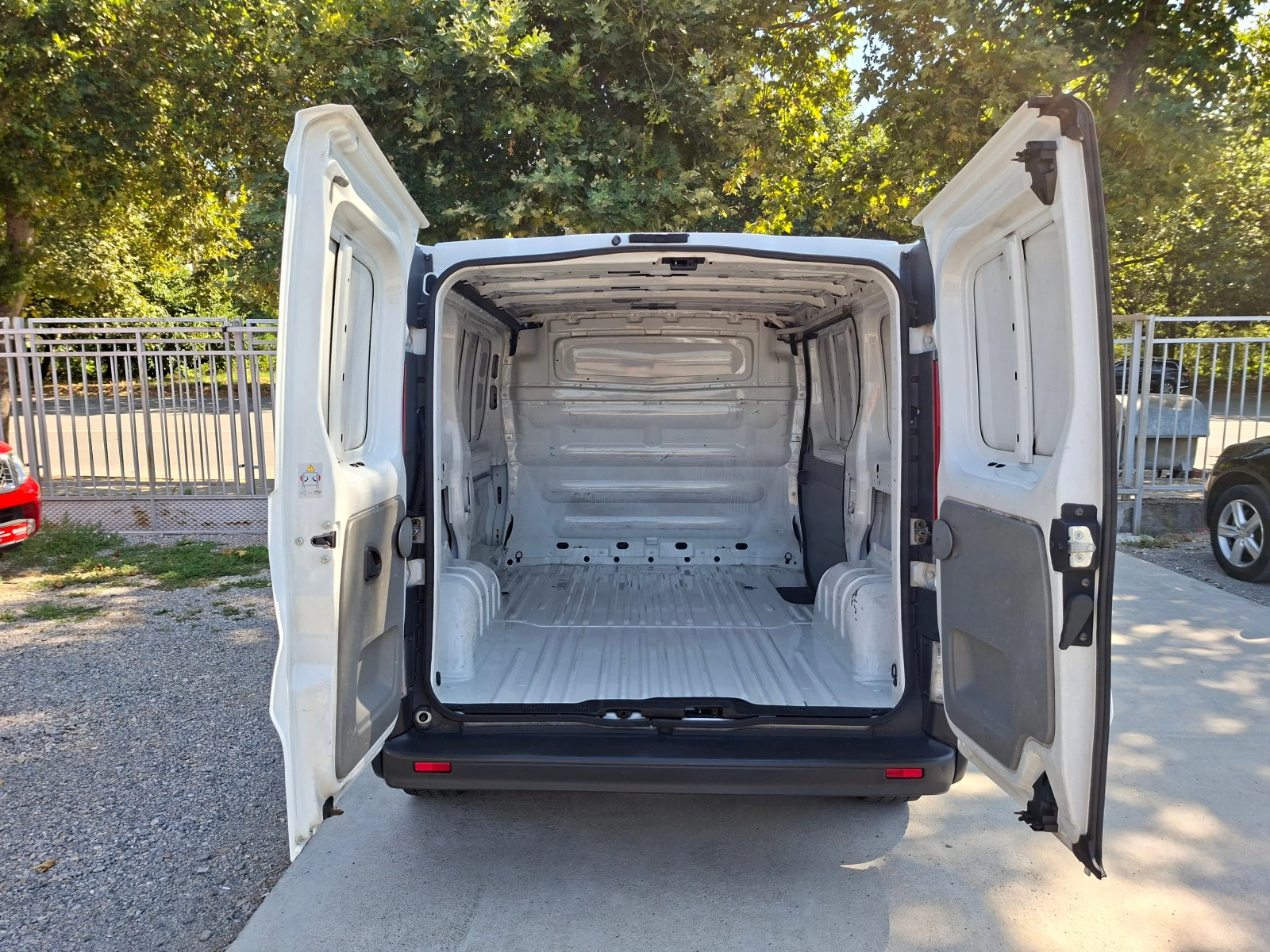 Renault Trafic 2.0/90ks, снимка 16 - Бусове и автобуси - 55485133