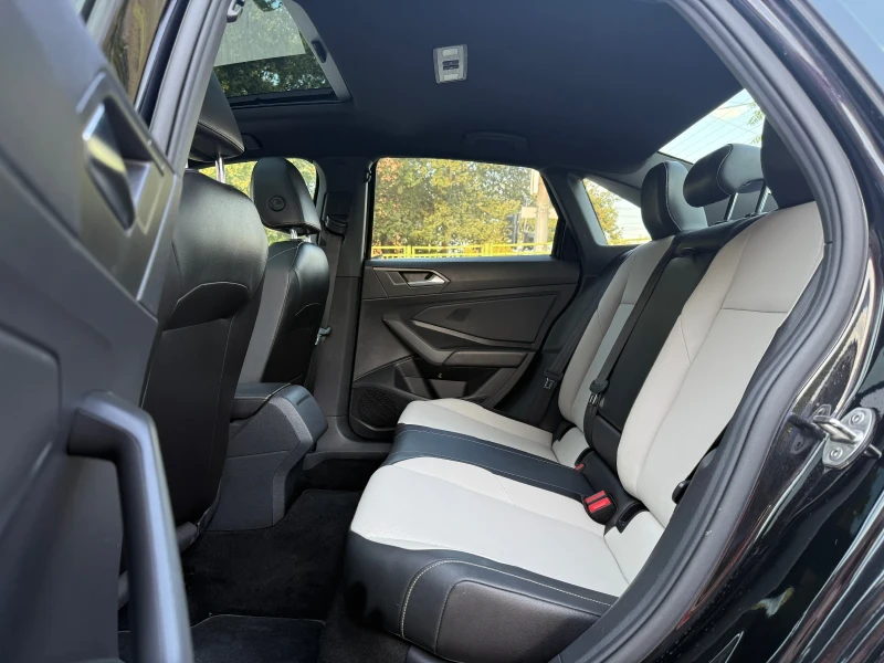 VW Jetta R-line* DISTR* LineAssist* М.Точка* CarPlay* ПОДГ*, снимка 10 - Автомобили и джипове - 51594780