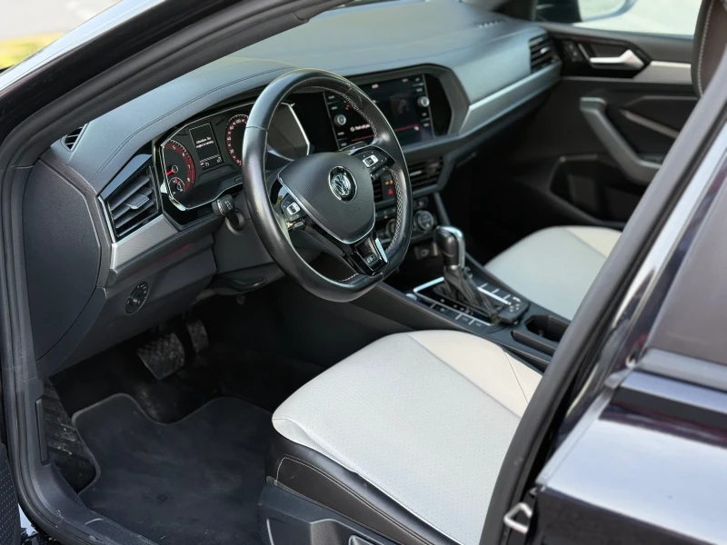 VW Jetta R-line* DISTR* LineAssist* М.Точка* CarPlay* ПОДГ*, снимка 8 - Автомобили и джипове - 51594780