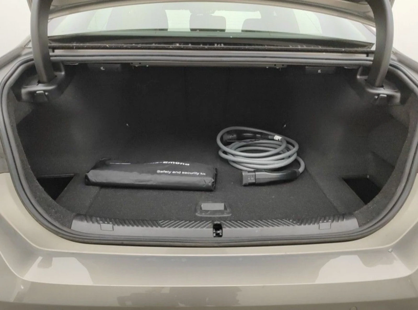 BMW i5 eDrive40.Kamera.Led.Navi.ACC, снимка 13 - Автомобили и джипове - 54657173