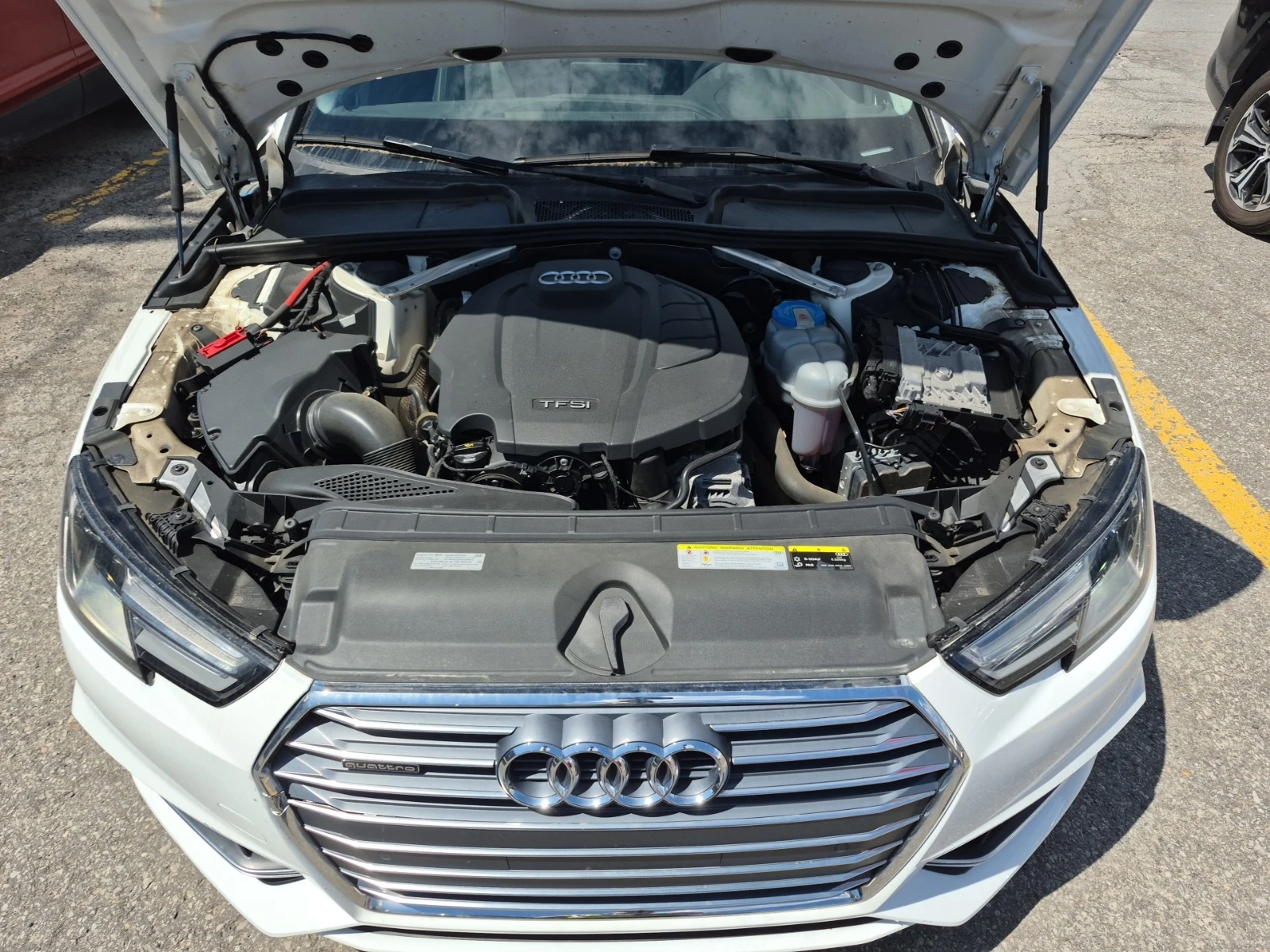 Audi A4 Komfort * Keyless * CARFAX * АВТО КРЕДИТ * , снимка 7 - Автомобили и джипове - 54883615