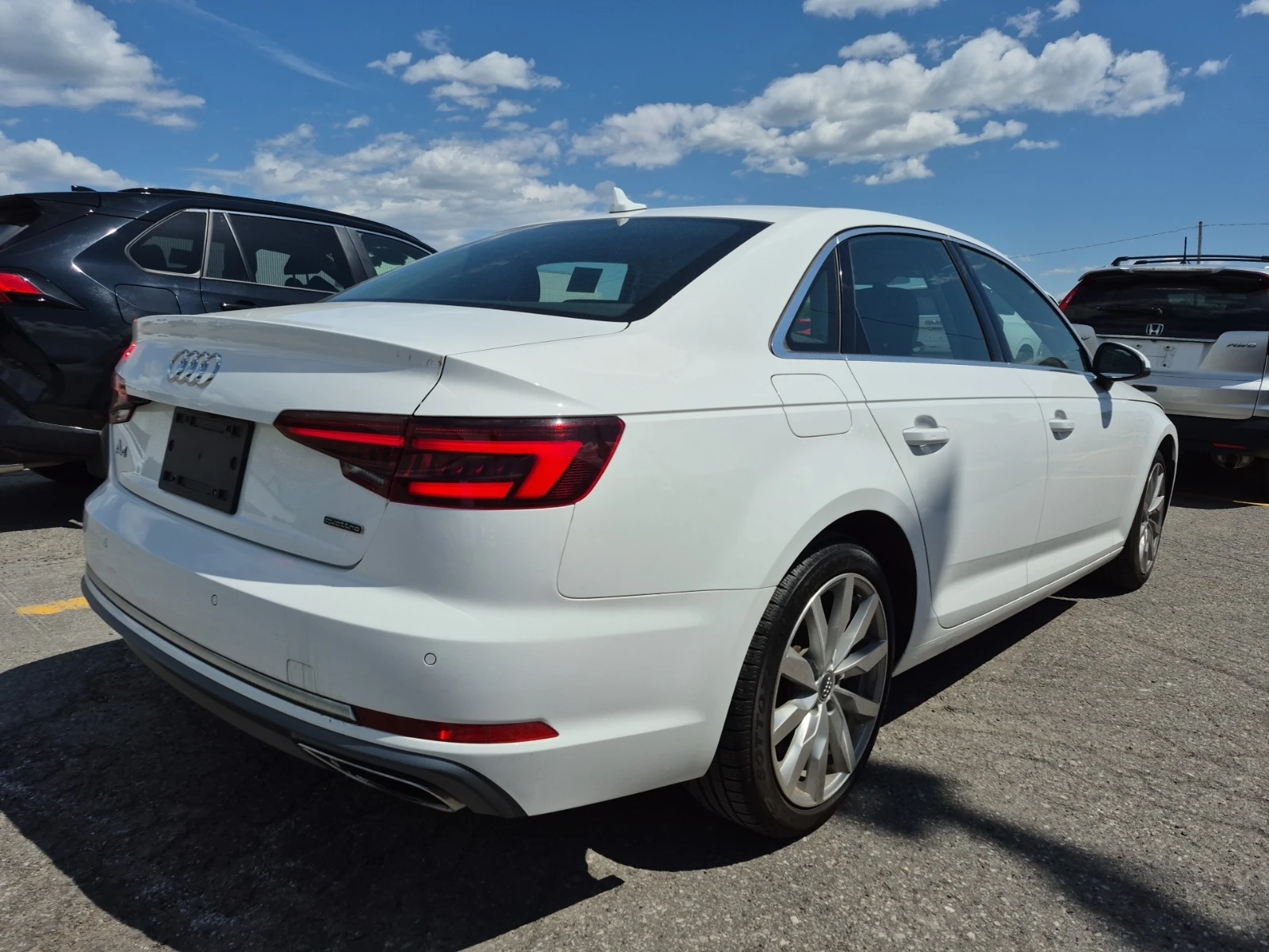 Audi A4 Komfort * Keyless * CARFAX * АВТО КРЕДИТ * , снимка 3 - Автомобили и джипове - 54883615