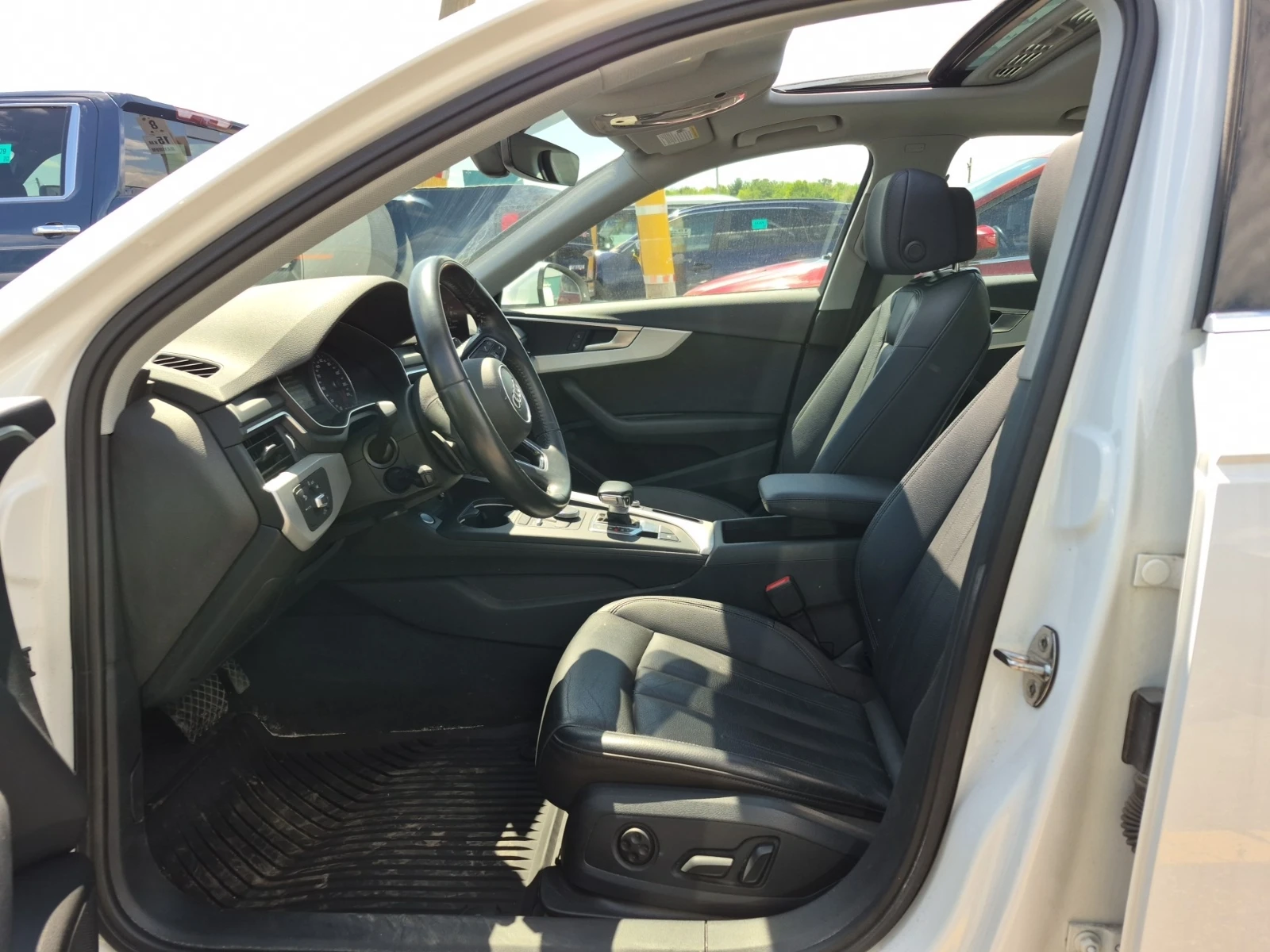 Audi A4 Komfort * Keyless * CARFAX * АВТО КРЕДИТ * , снимка 8 - Автомобили и джипове - 54883615