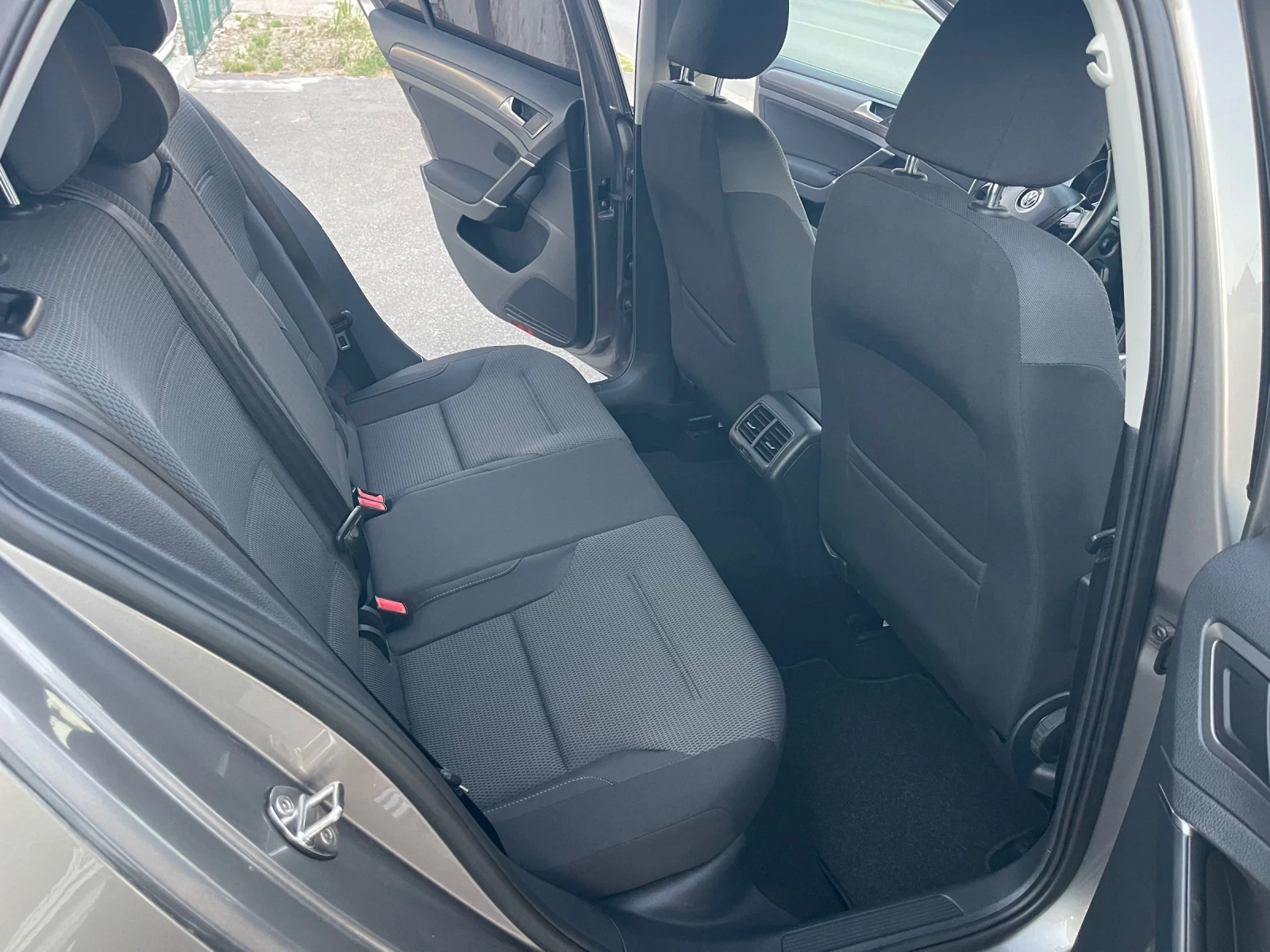 VW Golf 1.6TDI DSG, снимка 12 - Автомобили и джипове - 55786853