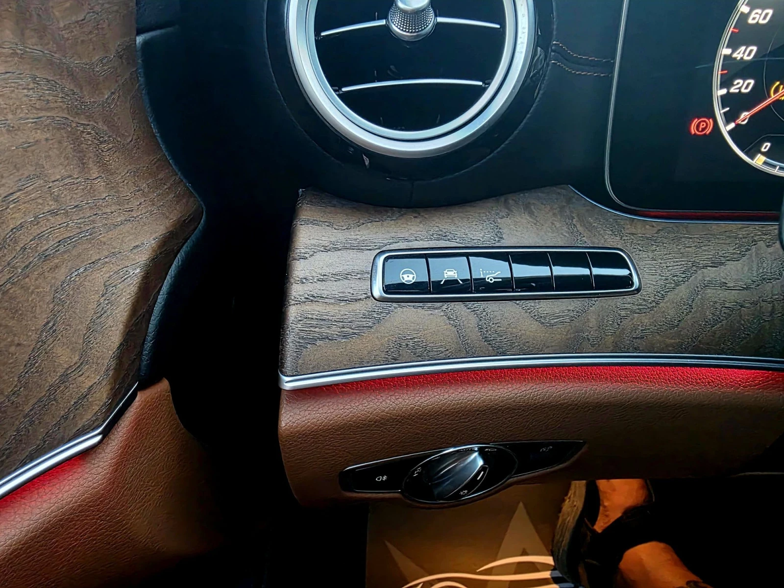 Mercedes-Benz E 220 FULL SERVICE IN MERCEDES-BENZ AMG 180.000км, снимка 17 - Автомобили и джипове - 55850138