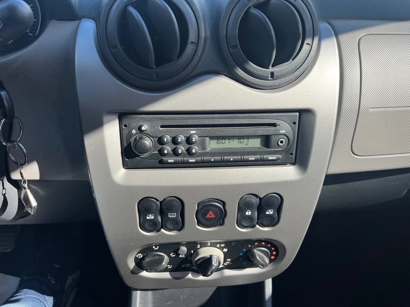 Dacia Sandero 1.2i Бензин Клима, снимка 13 - Автомобили и джипове - 56648021
