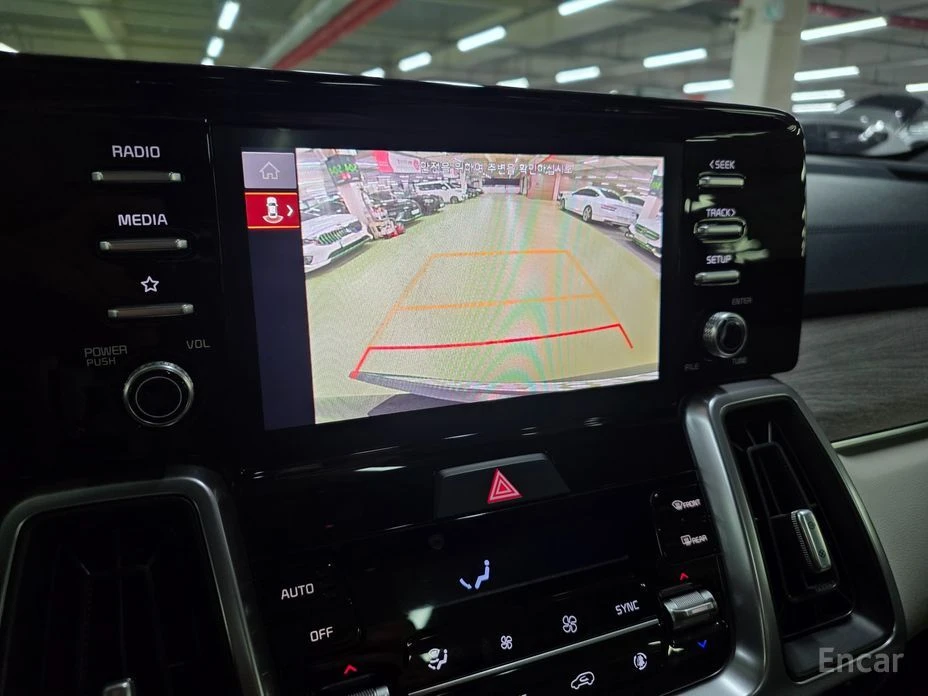 Kia Sorento PRESTIGE* SUNROOF* КОЖА* ПОДГРЕВ* ОБДУХВАНЕ* НАВИ, снимка 13 - Автомобили и джипове - 54125101