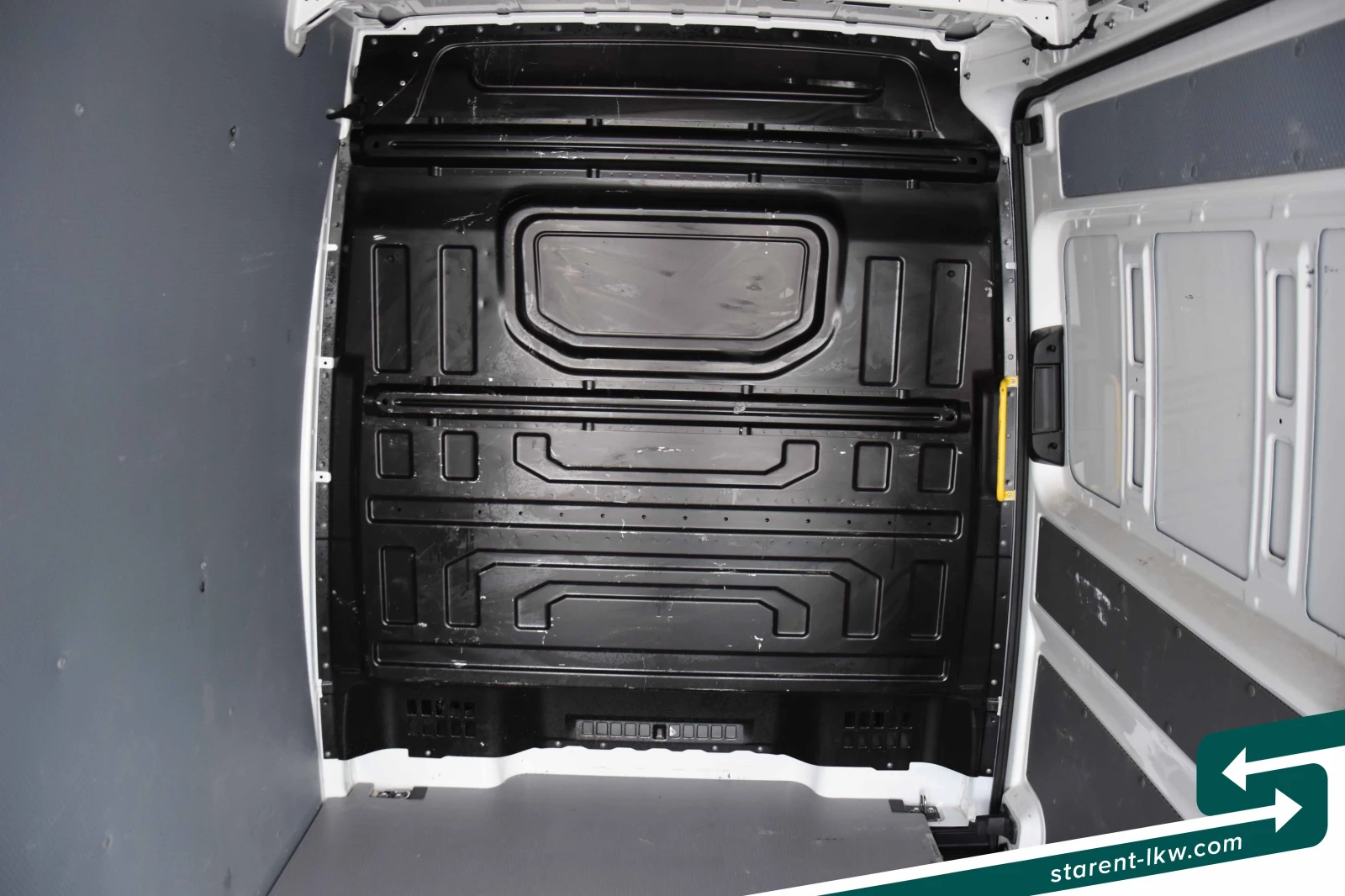 VW Crafter VAN26010, снимка 13 - Бусове и автобуси - 54882228