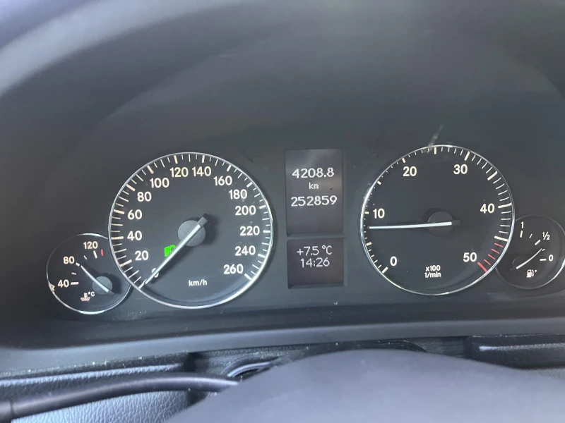 Mercedes-Benz C 220, снимка 10 - Автомобили и джипове - 53058603