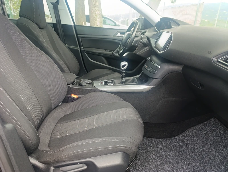 Peugeot 308 SW 1.2 Allure Panorama, снимка 11 - Автомобили и джипове - 51351795
