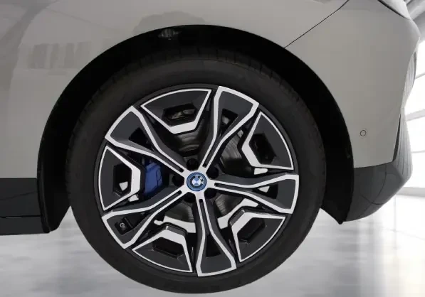 BMW iX xDrive40 = Sport Package = Гаранция, снимка 4 - Автомобили и джипове - 53915583