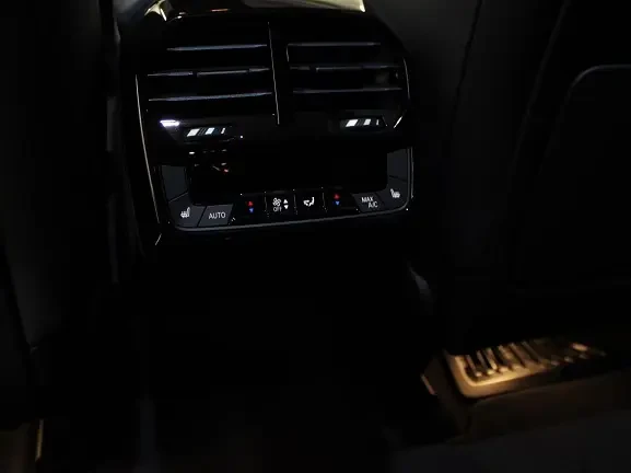 BMW iX xDrive40 = Sport Package = Гаранция, снимка 13 - Автомобили и джипове - 53915583