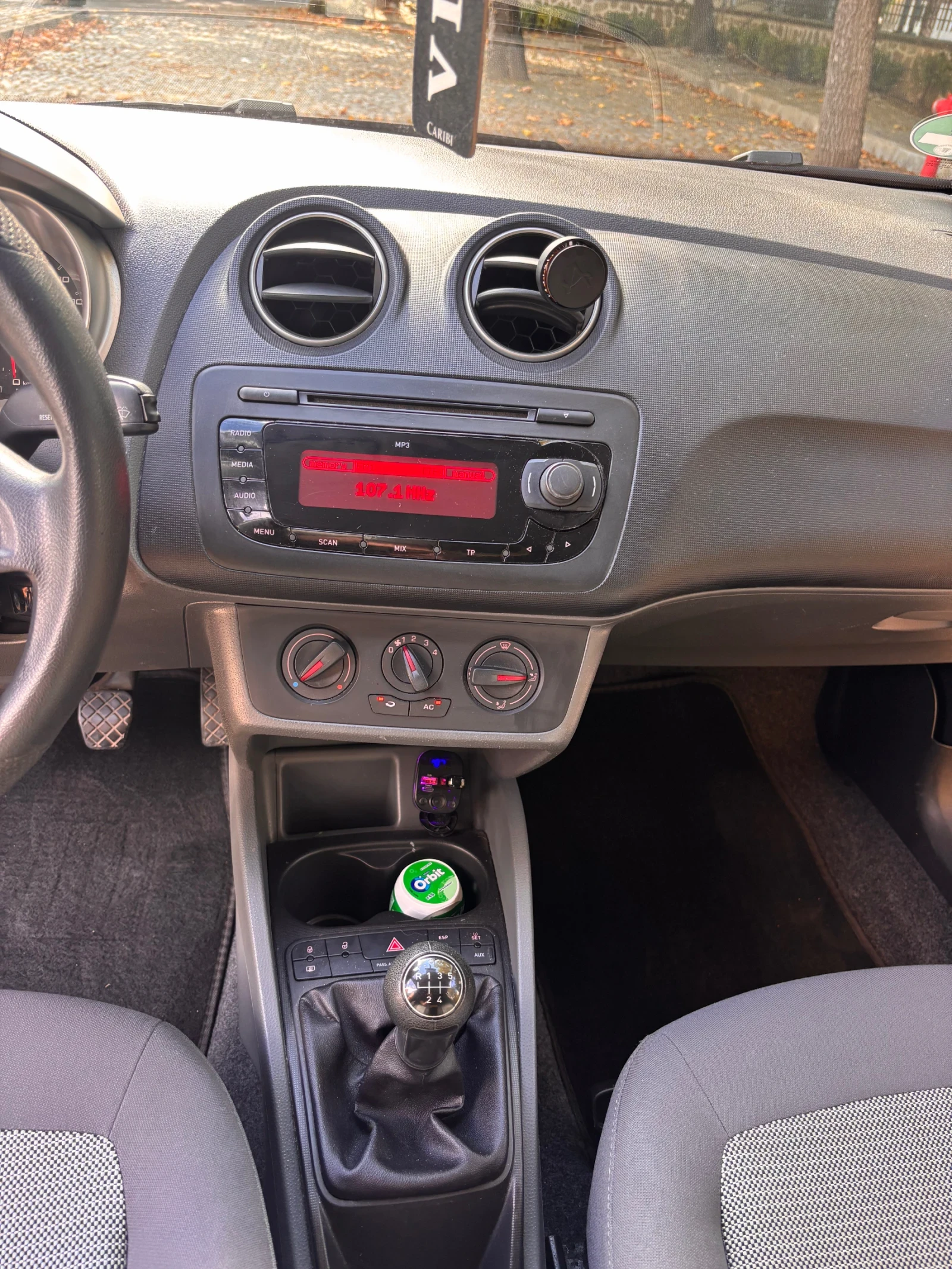 Seat Ibiza 1.4i* Климатик* ТОП, снимка 8 - Автомобили и джипове - 54382555