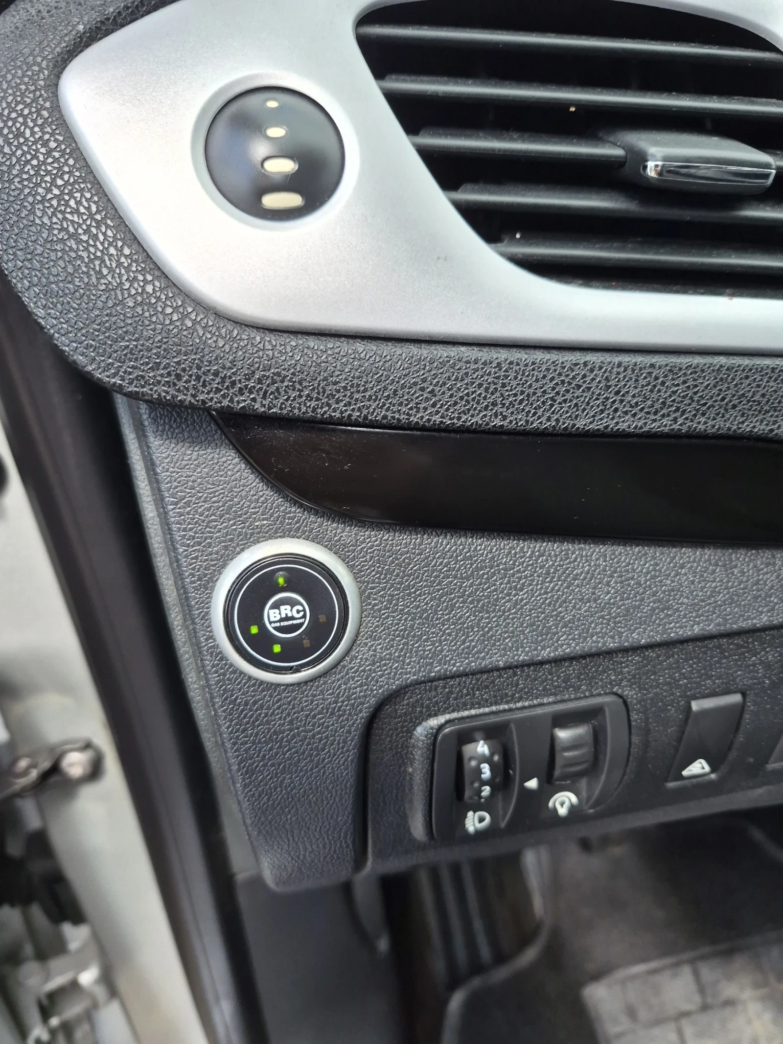 Renault Scenic 1.6i ГАЗ Xmod Evro 5, снимка 15 - Автомобили и джипове - 54390106