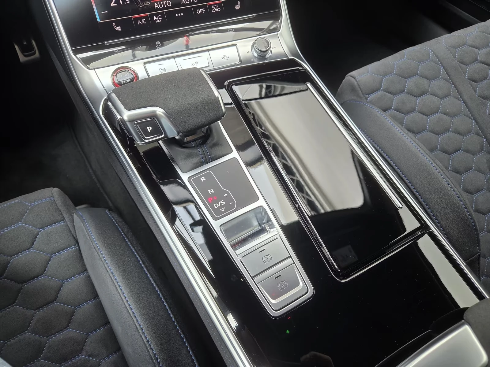 Audi Rs6 PERFORMANCE/ CARBON/ B&O/ HUD/ 360/ PANO/ VIRTUAL , снимка 14 - Автомобили и джипове - 55128348