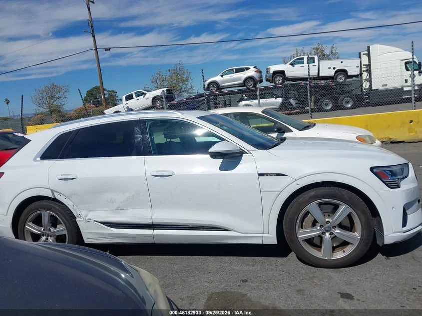 Audi E-Tron Premium Plus, снимка 13 - Автомобили и джипове - 56405831
