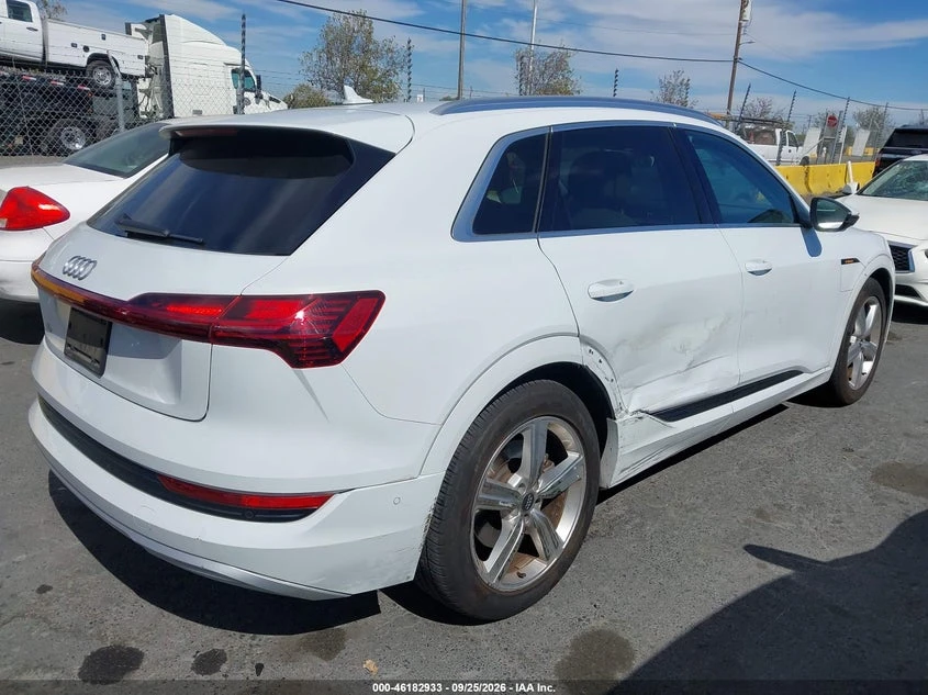 Audi E-Tron Premium Plus, снимка 4 - Автомобили и джипове - 56405831