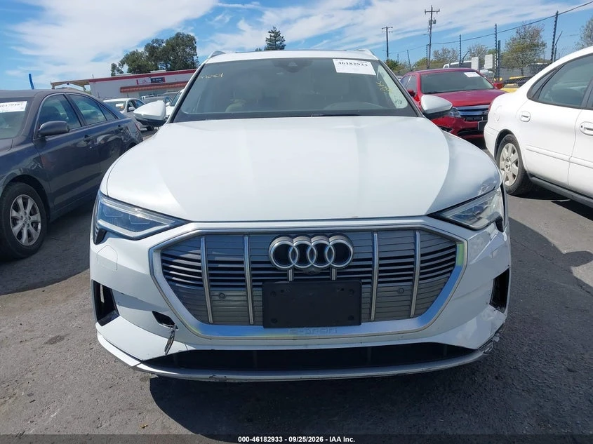 Audi E-Tron Premium Plus, снимка 12 - Автомобили и джипове - 56405831
