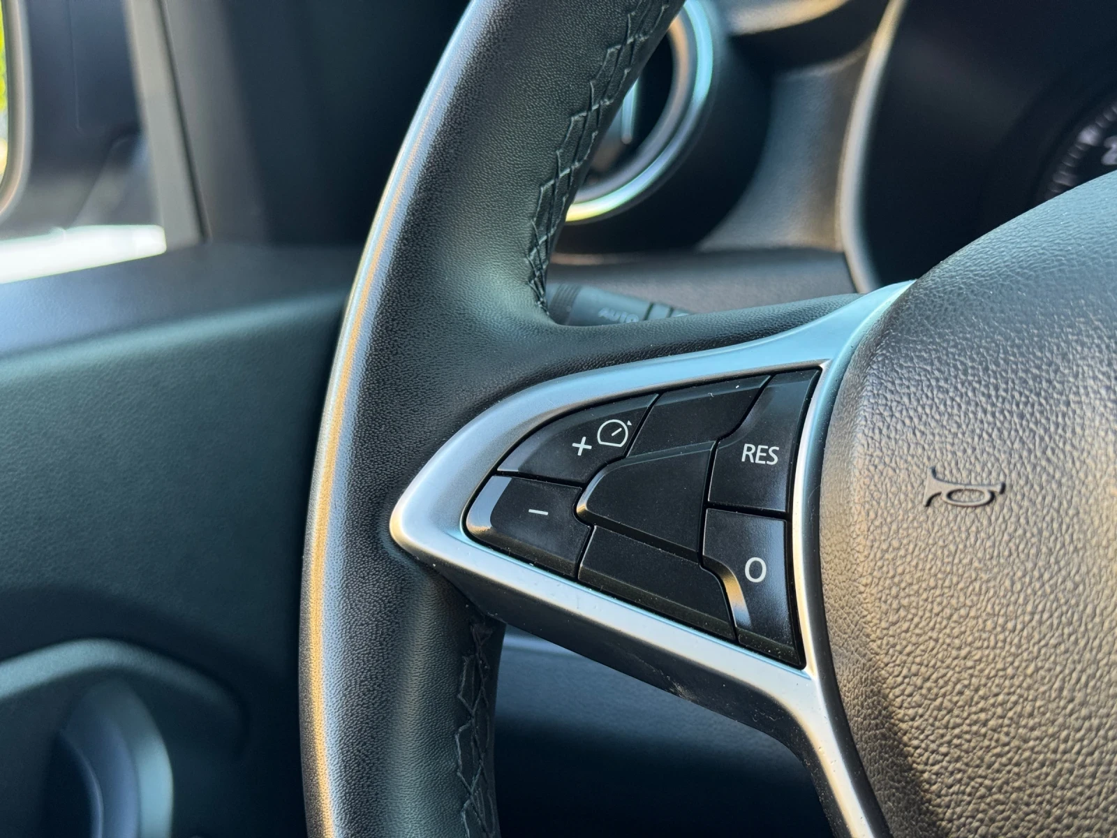 Dacia Duster 1.6 ГАЗ-БЕНЗИН// ВЪРНАТ ОТ ЛИЗИНГ - изображение 10
