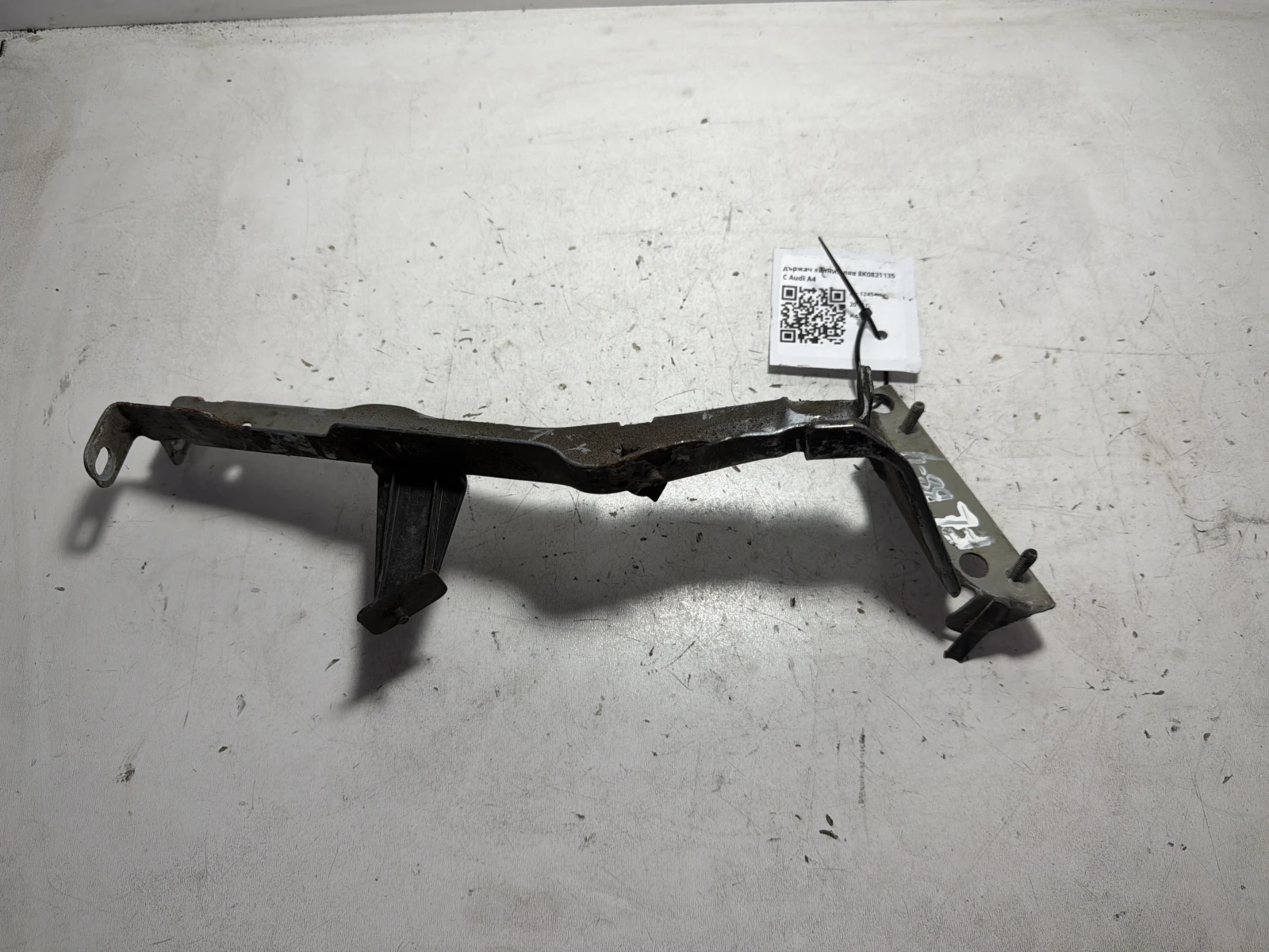 държач калник ляв 8K0821135 C Audi A4