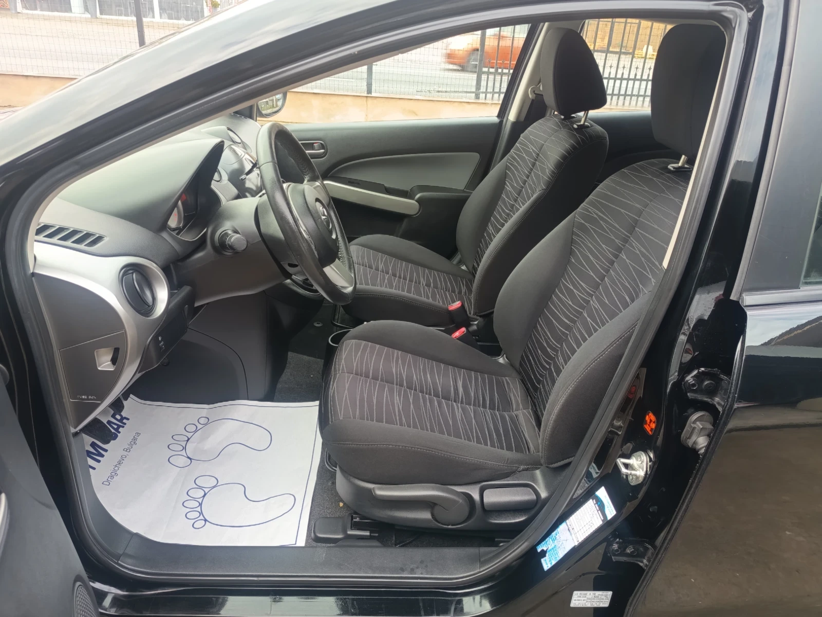 Mazda 2 1.3i, снимка 8 - Автомобили и джипове - 54274372