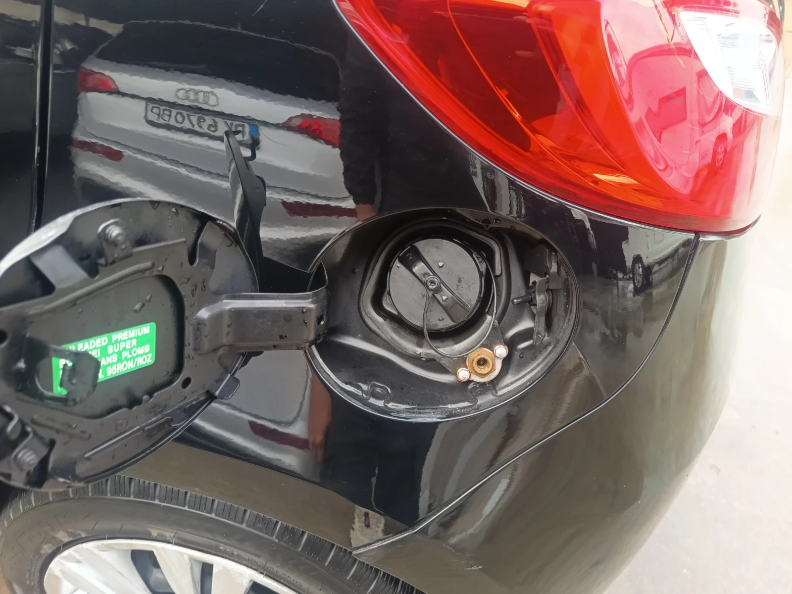 Mazda 2 1.3i, снимка 12 - Автомобили и джипове - 54274372