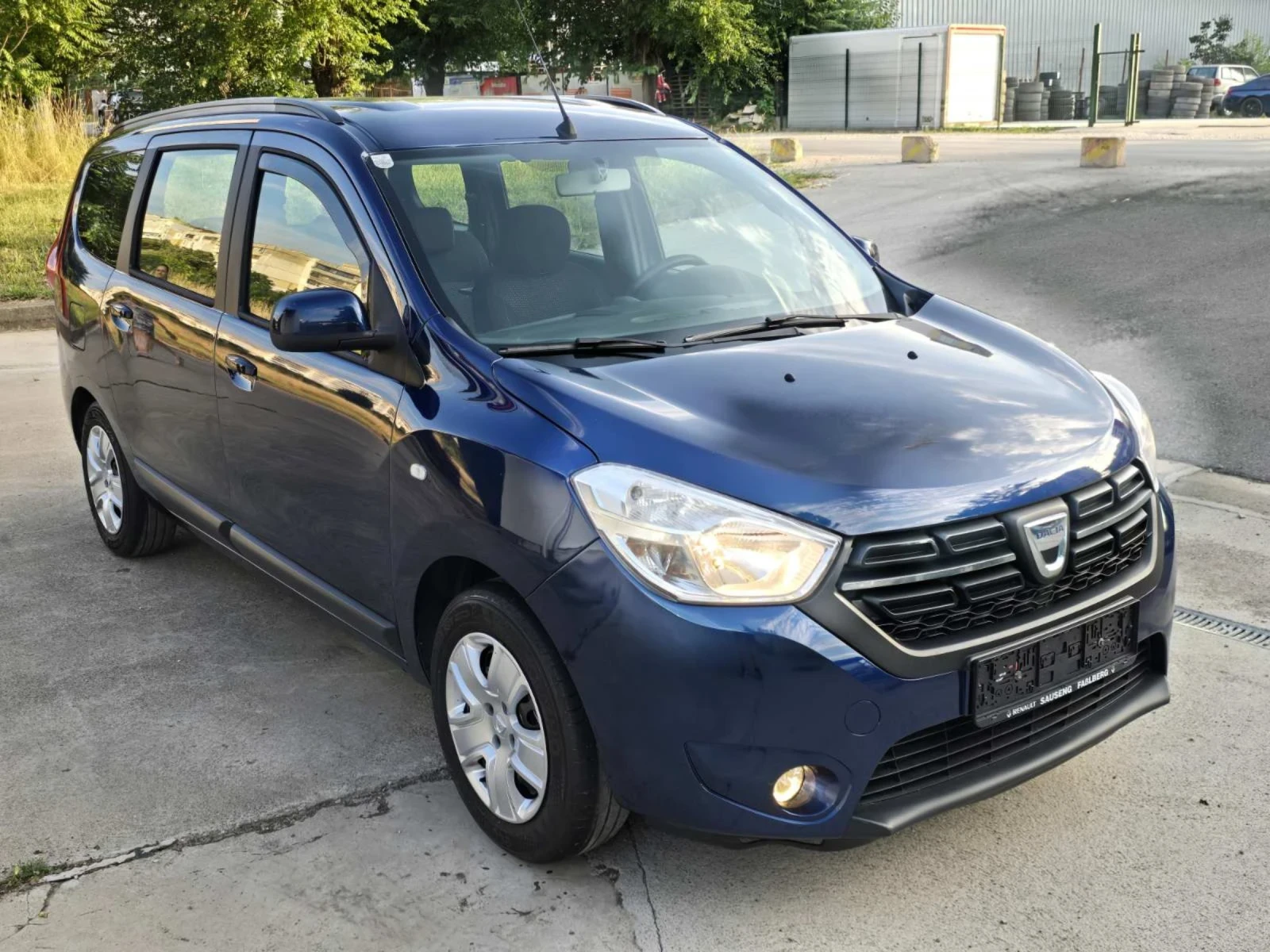 Dacia Lodgy 1.2 КЛИМА, НАВИГАЦИЯ , снимка 4 - Автомобили и джипове - 55139266