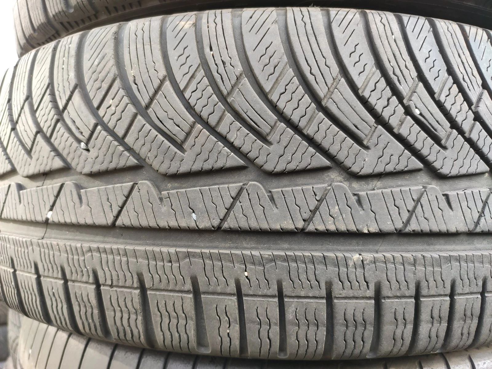 Гуми Зимни 225/45R18, снимка 2 - Гуми и джанти - 56726130