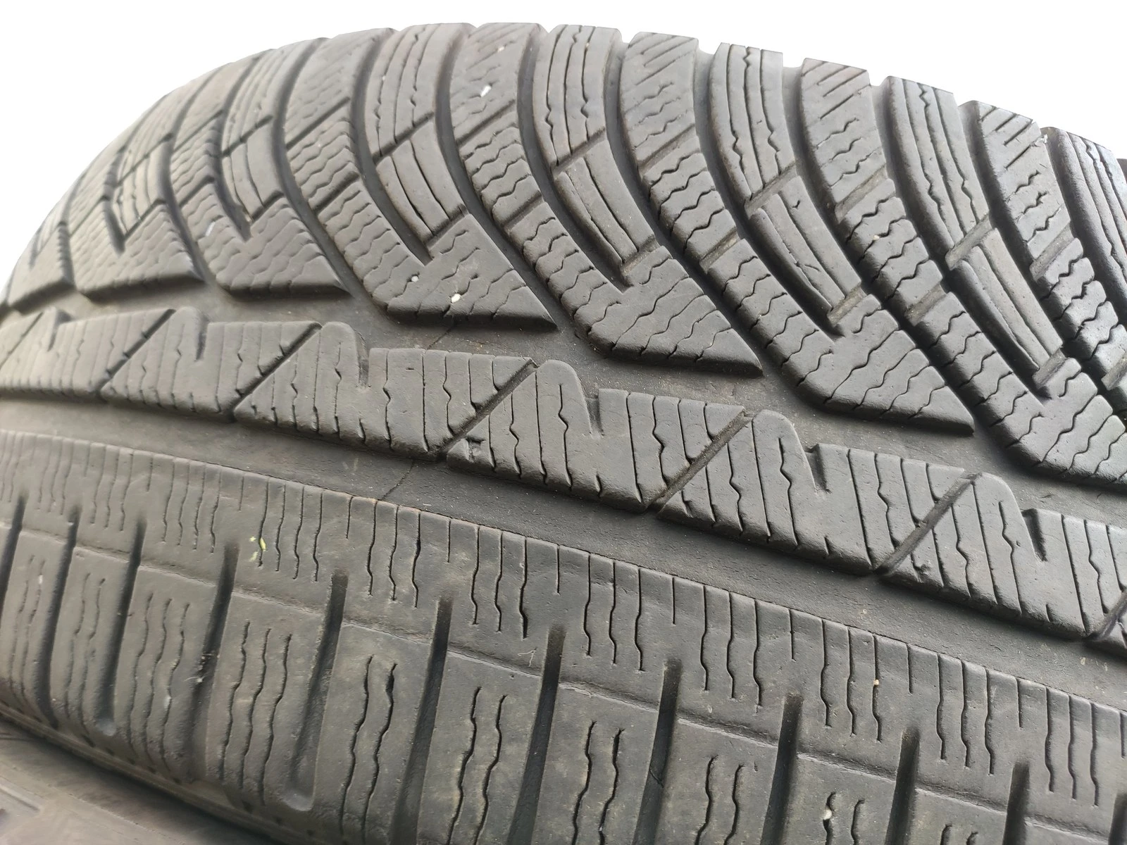 Гуми Зимни 225/45R18, снимка 3 - Гуми и джанти - 56726130