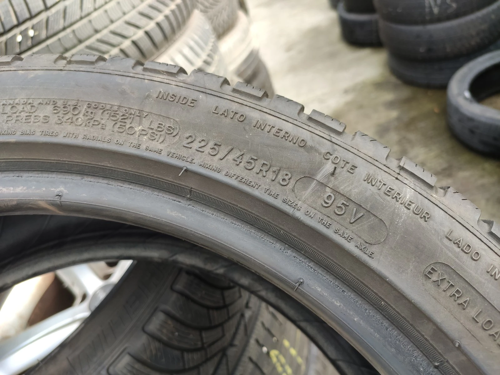 Гуми Зимни 225/45R18, снимка 5 - Гуми и джанти - 56726130