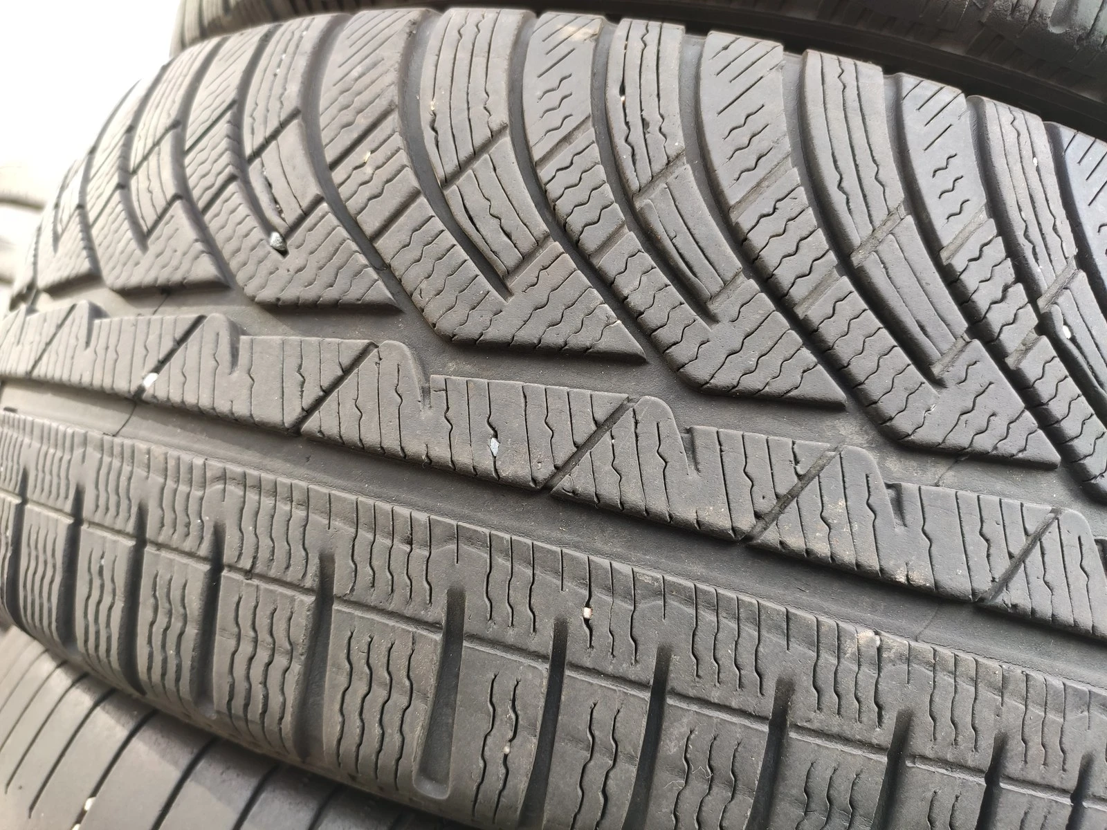 Гуми Зимни 225/45R18, снимка 4 - Гуми и джанти - 56726130