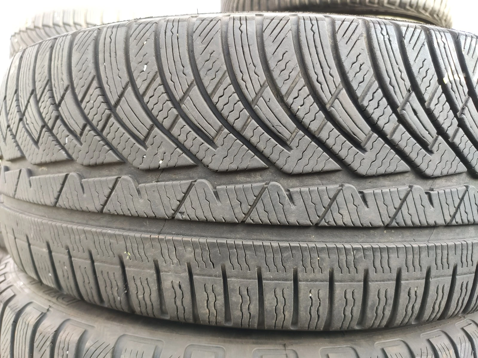 Гуми Зимни 225/45R18