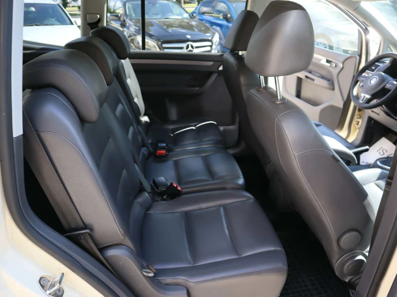 VW Touran 2.0TDI/DSG/Навигация/Кожа/Мулти Волан/Автопилот, снимка 7 - Автомобили и джипове - 51726965