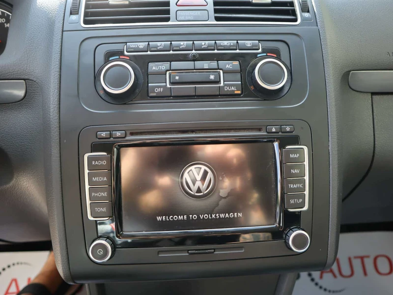 VW Touran 2.0TDI/DSG/Навигация/Кожа/Мулти Волан/Автопилот, снимка 9 - Автомобили и джипове - 51726965