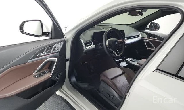 BMW iX1 xDrive 30 M Sport | 360 КАМЕРА| HEAD-UP| ШИБЕДАХ| , снимка 9 - Автомобили и джипове - 54173089