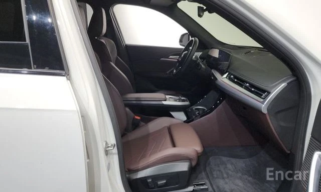 BMW iX1 xDrive 30 M Sport | 360 КАМЕРА| HEAD-UP| ШИБЕДАХ| , снимка 10 - Автомобили и джипове - 54173089