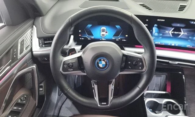 BMW iX1 xDrive 30 M Sport | 360 КАМЕРА| HEAD-UP| ШИБЕДАХ| , снимка 12 - Автомобили и джипове - 54173089